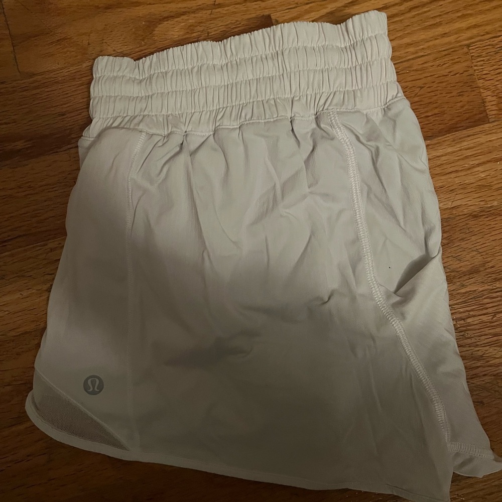 lululemon athletica Women's white Athletic Shorts 2.5 inseam size 8